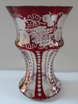 Vase mit Weinblättern und Trauben Vase mit Weinblättern und Trauben